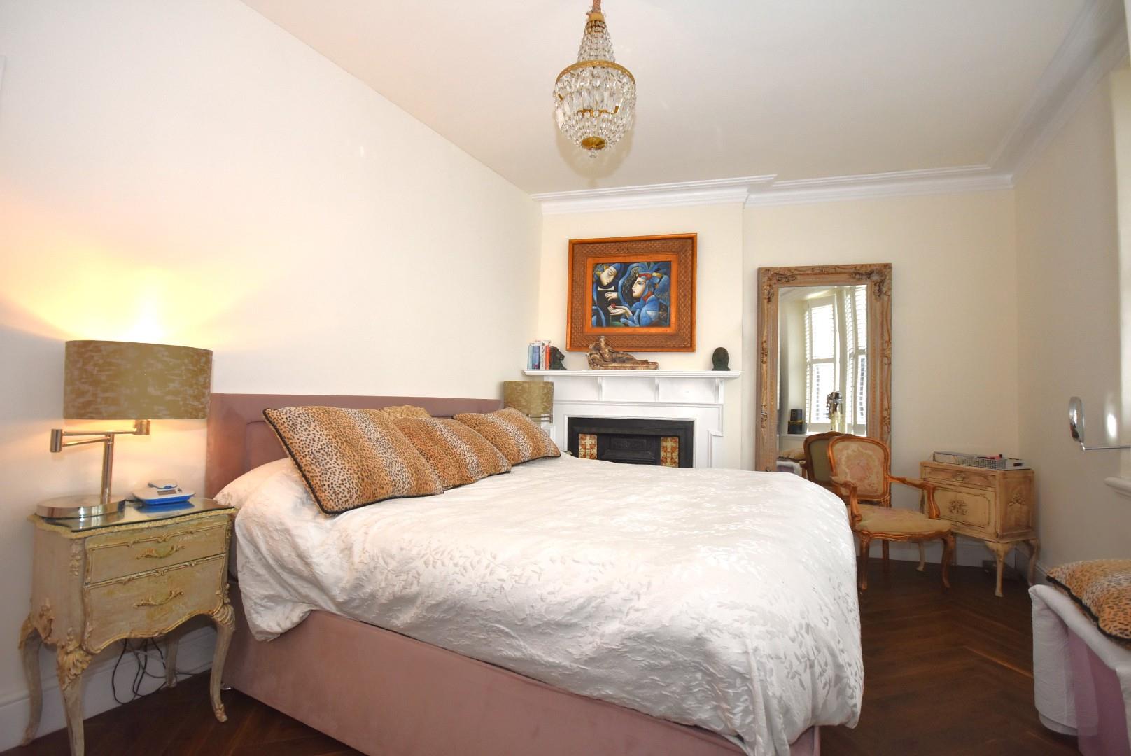 Flat, 8 Royal Buildings, Penarth, CF64 3ED
